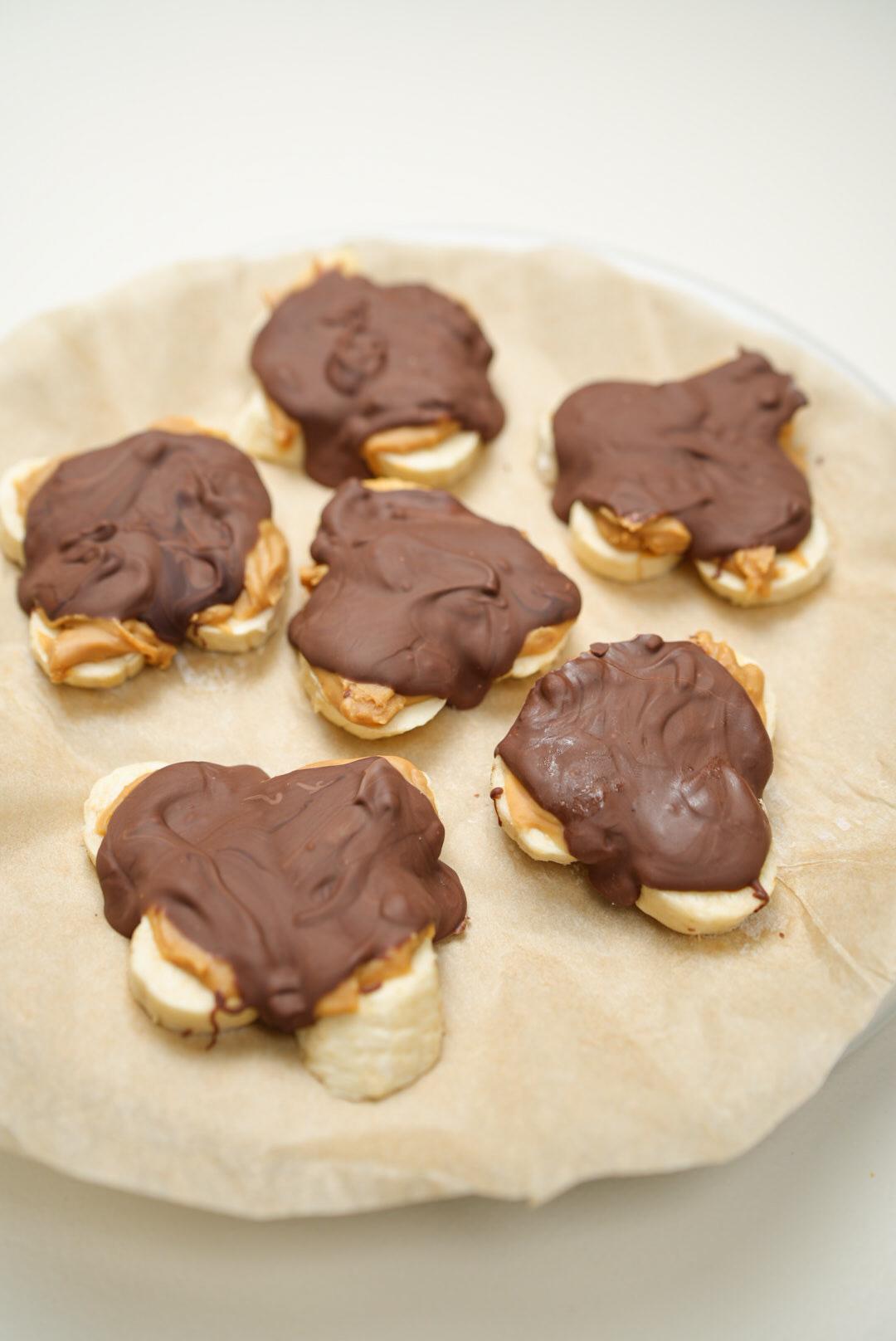 Frysta banansnacks med jordnötssmör och choklad