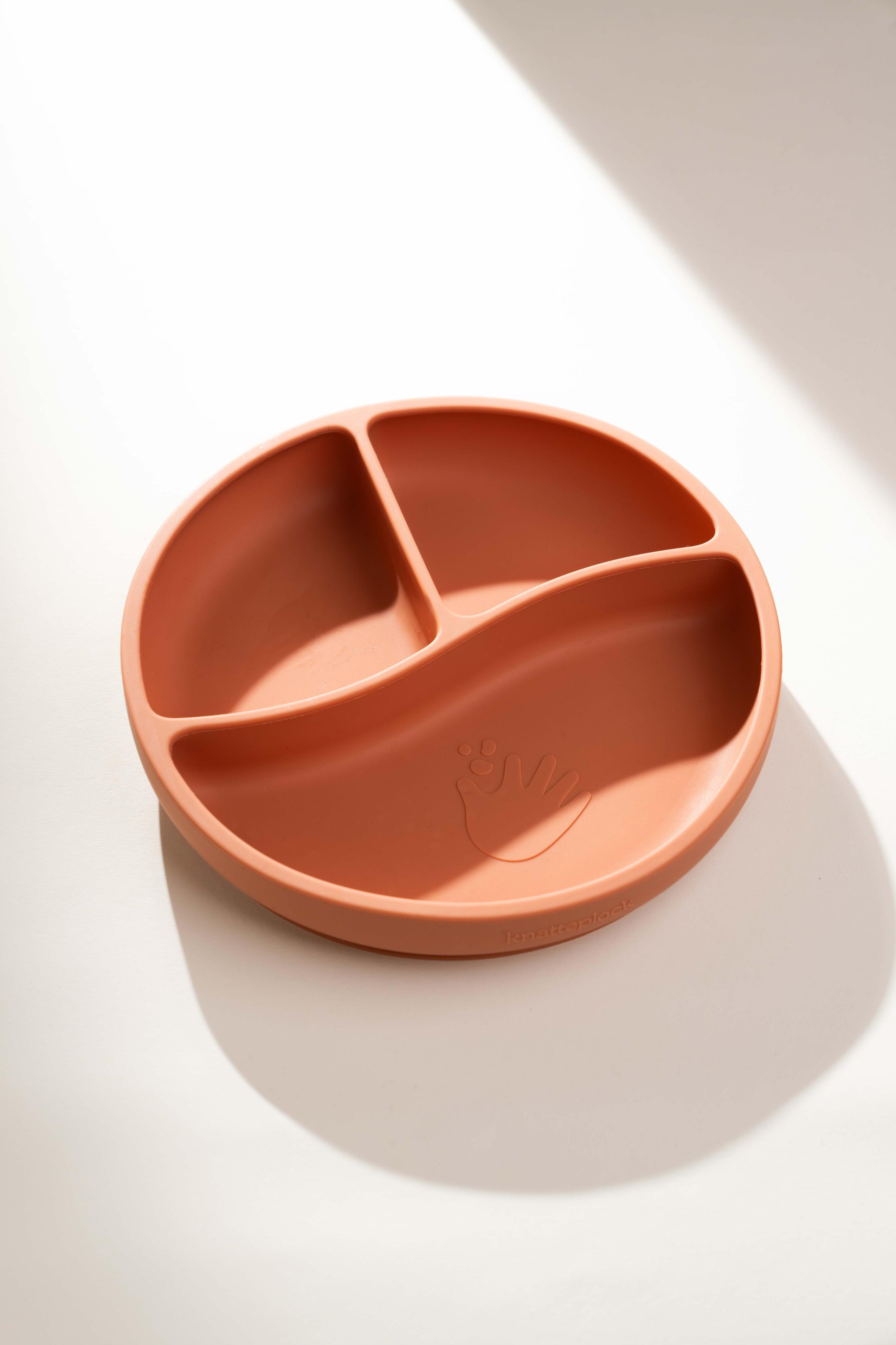 Barntallrik med uppdelning i silikon soft terracotta 